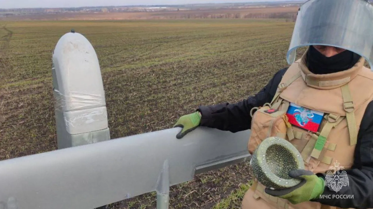 Украинский беспилотник и специалист МЧС РФ. Обложка © VK / МЧС России