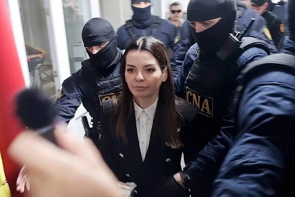 Евгения Гуцул в окружении силовиков в Кишинёве. Обложка © ТАСС / Вениамин Демидецкий