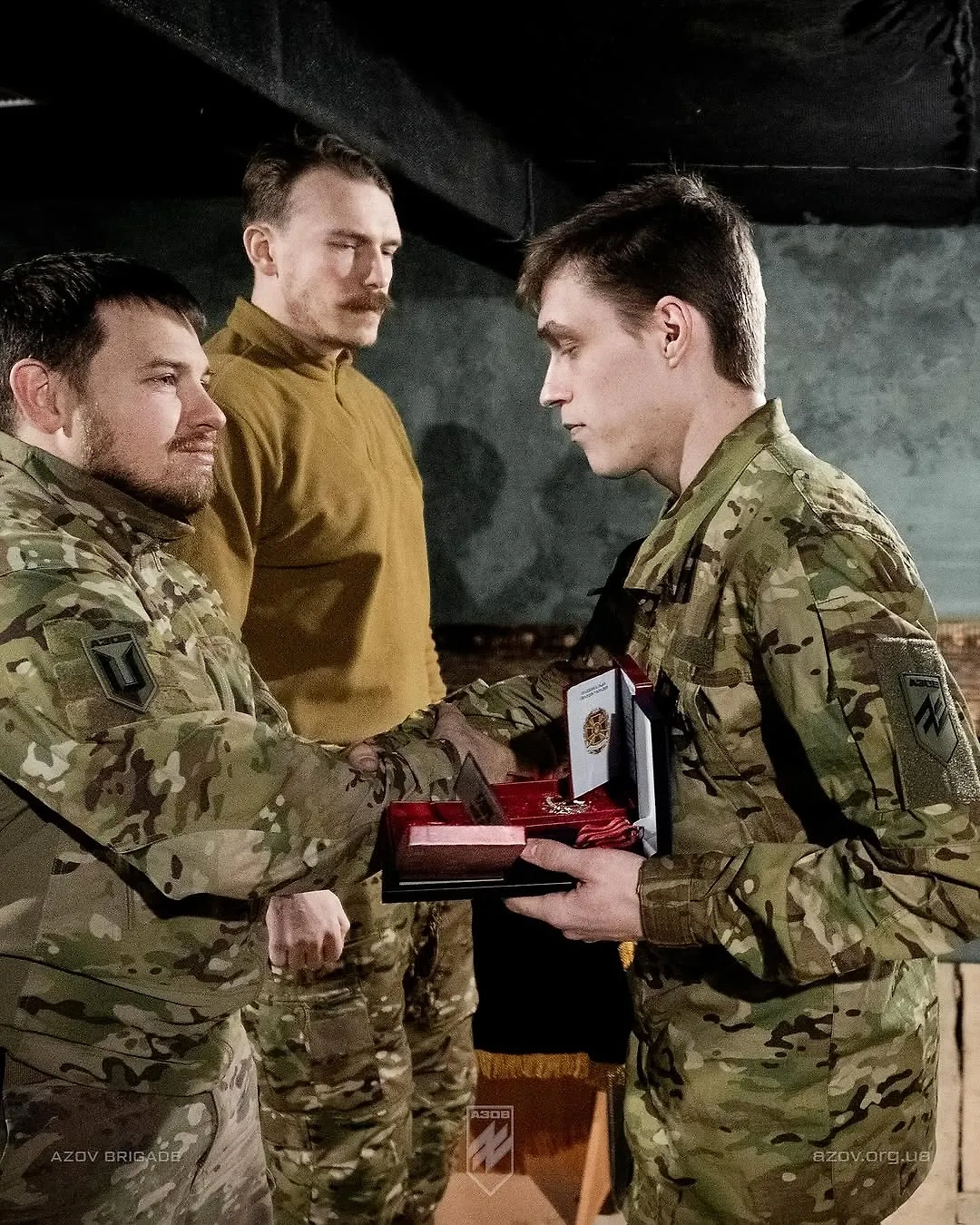 Денис Прокопенко (по центру) награждает своих побратимов. Фото © Сайт «Азова»*