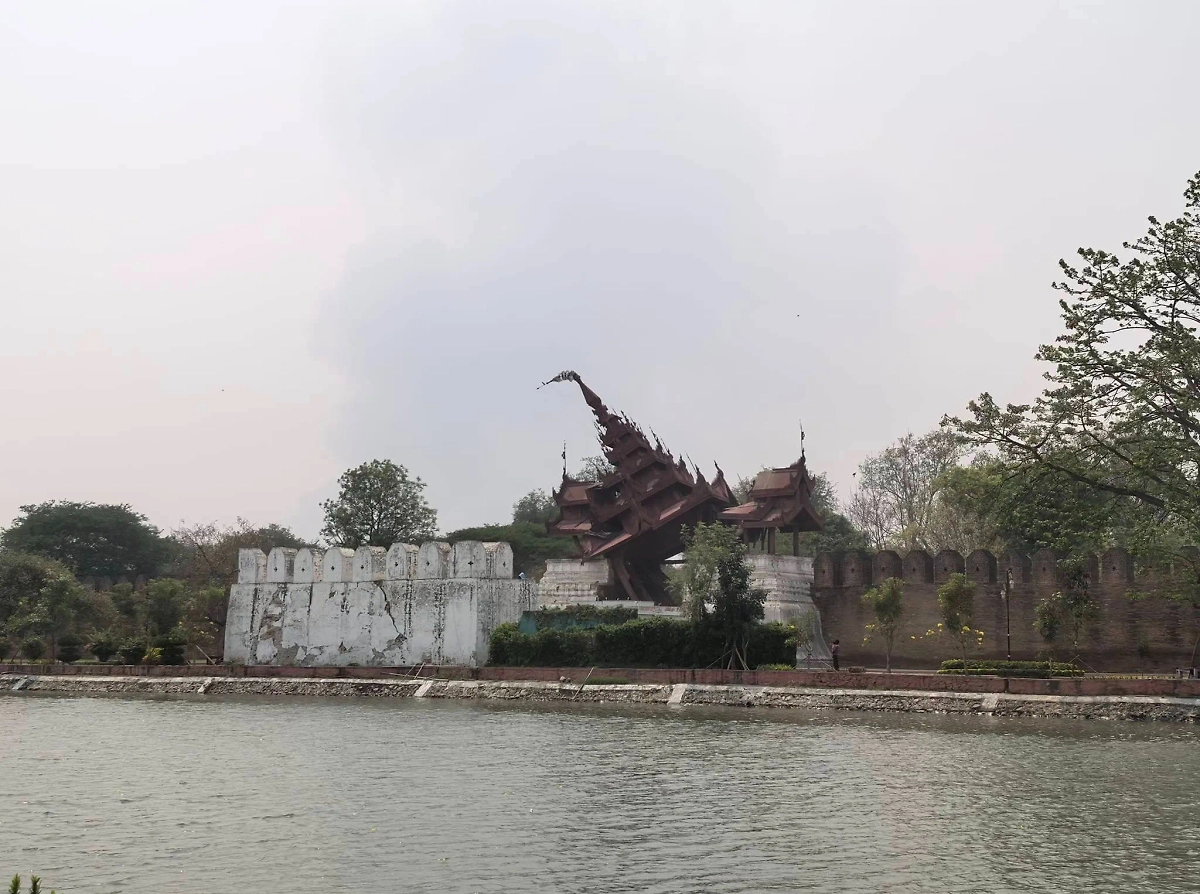 Разрушенный исторический дворец Мандалай в Мьянме. Фото © Myanmar Now