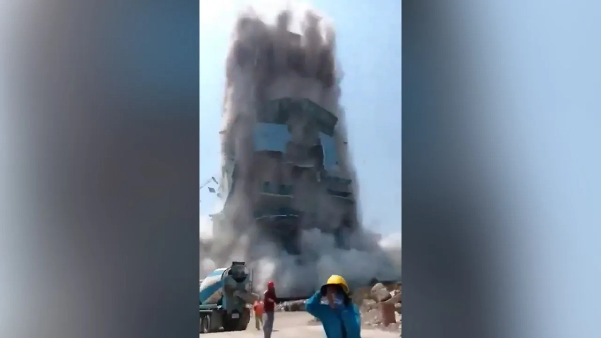 Здание, рухнувшее в результате землетрясения в Бангкоке. Фото © X / MarioBeteta