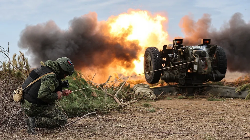 Артиллерист во время стрельбы 122-мм гаубицы Д-30 в зоне СВО. Обложка © ТАСС / Алексей Коновалов
