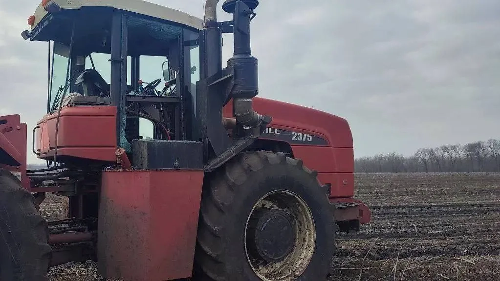 Трактор, который подорвался на мине в Курской области. Обложка © Telegram / Александр Хинштейн