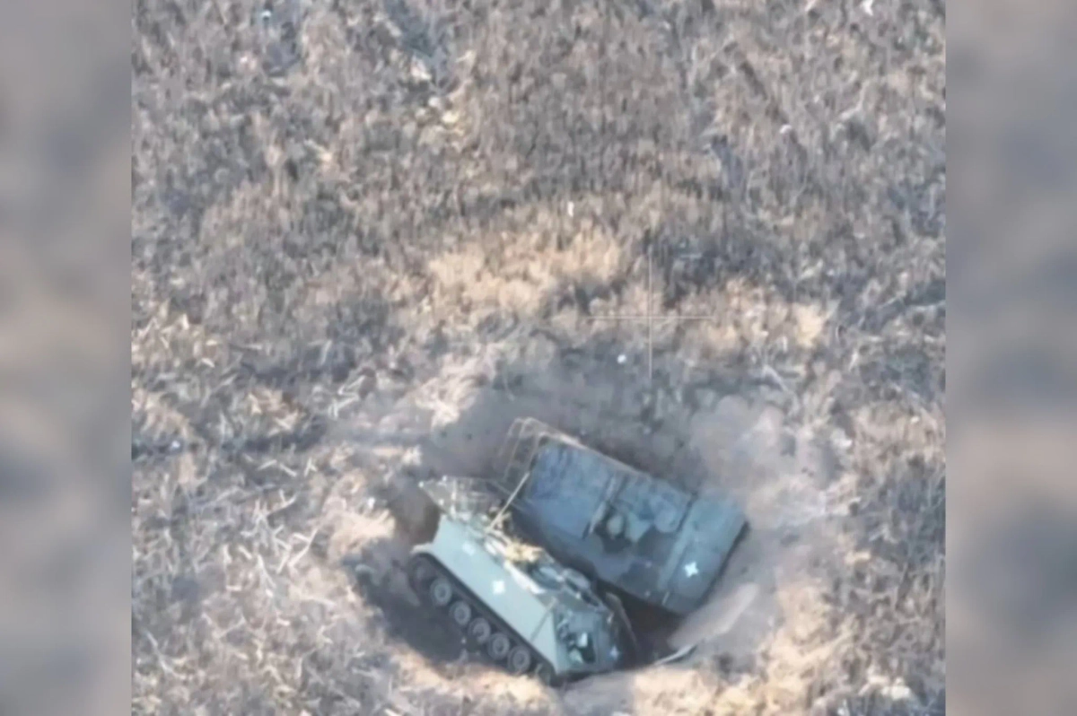 Два БТР М113 лежат в воронке из-под ФАБа в зоне СВО. Обложка © Telegram / Воевода Вещает