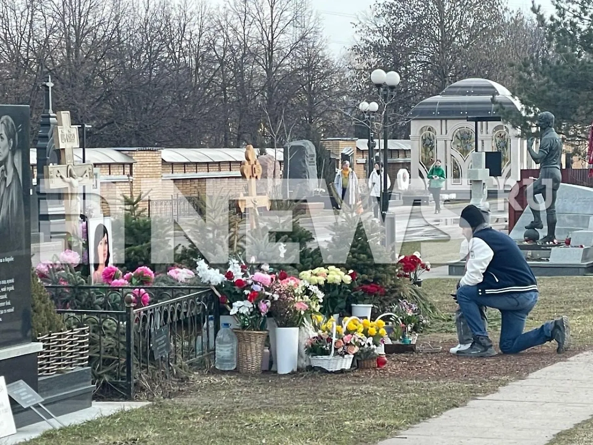 Пётр Чернышёв посетил могилу Анастасии Заворотнюк. Фото © Telrgram / NEWS.ru