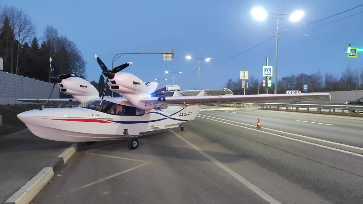 Самолёт совершил аварийную посадку на трассе «Вологда — Новая Ладога». Фото © Telegram / Западное межрегиональное следственное управление на транспорте СК России