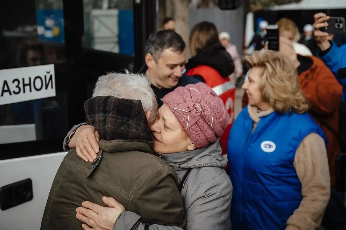 Двадцать пять курян вернулись домой. Фото © Telegram / Александр Хинштейн