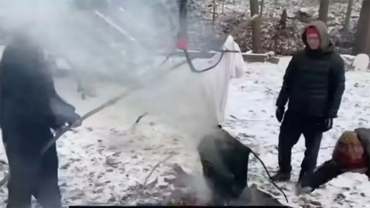 Актёры «Аноры» сжигают чучело на Масленицу. Фото © Late Night with Seth Meyers