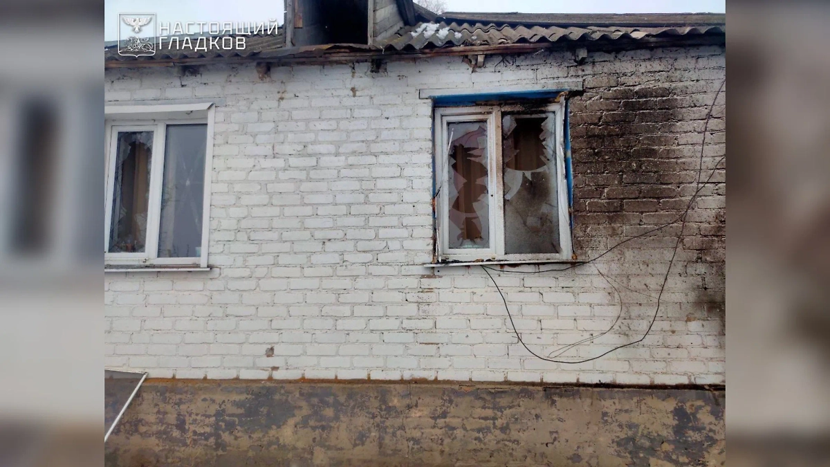 Повреждённый дом в Белгородской области. Фото © Telegram / Настоящий Гладков