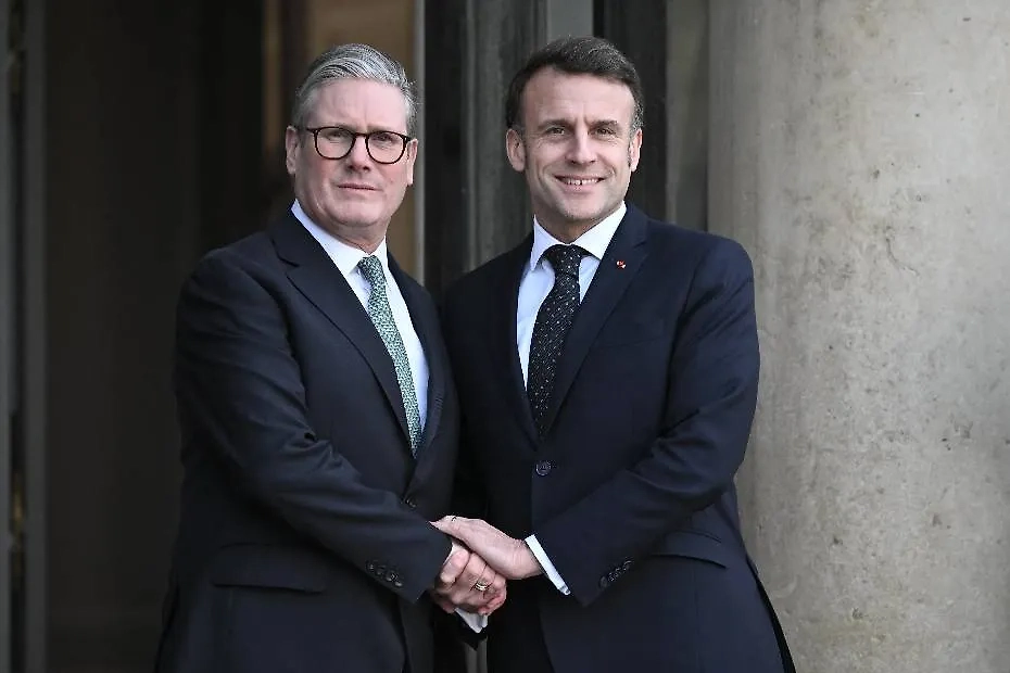 Президент Франции Эмманюэль Макрон и премьер Великобритании Кир Стармер. Обложка © ТАСС / ABACA / Blondet Eliot