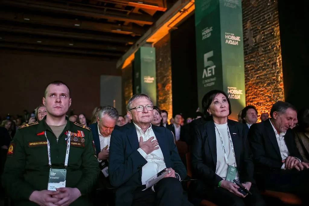 Председатель Федерального политического совета (ФПС) партии «Новые люди» Борис Титов и депутат Госдумы РФ от партии «Новые люди» Сардана Авксентьева на V всероссийском съезде партии «Новые люди». Фото © Михаил Терещенко/ТАСС 