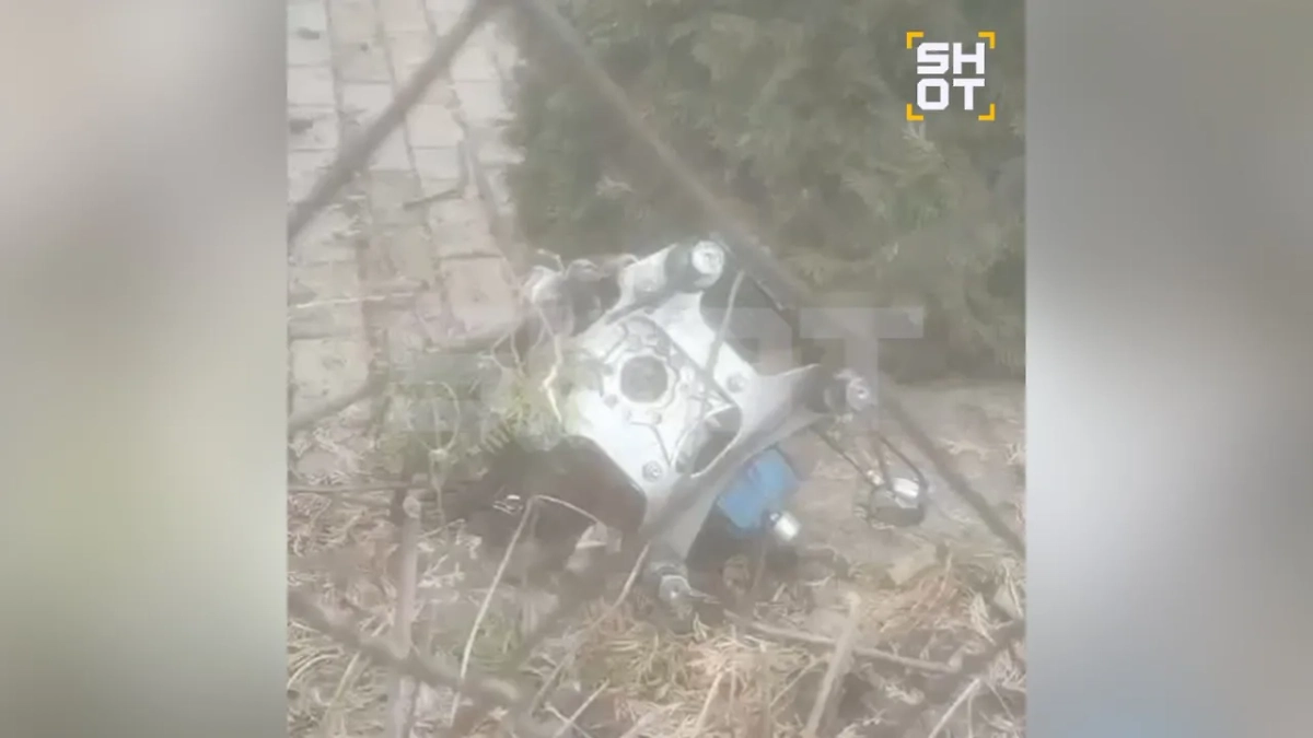 На участках местные жители также находят остатки частей БПЛА. Фото © SHOT