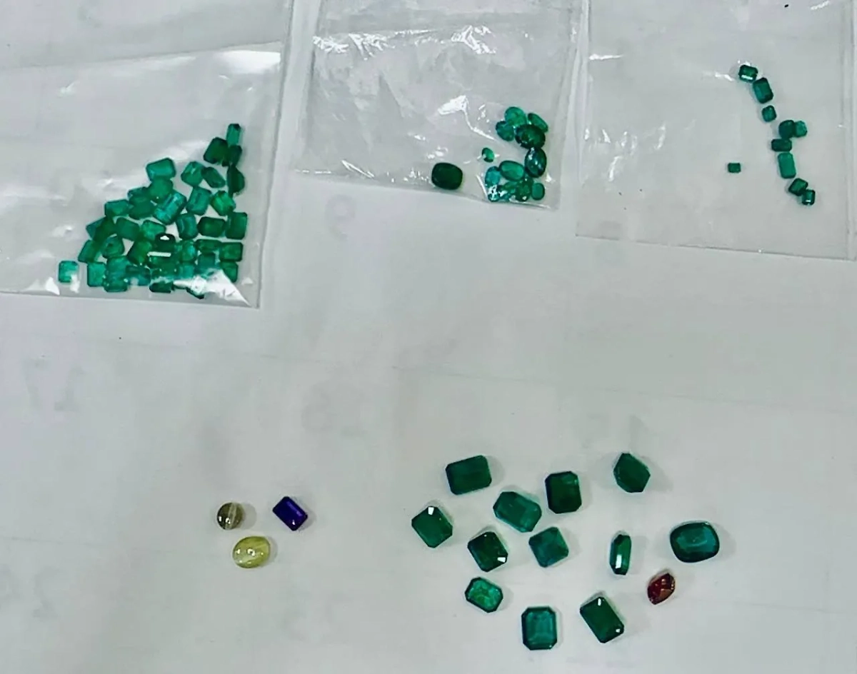 В нижней белье у вернувшейся из Индии россиянки нашли самоцветы на 1,2 млн рублей. Фото © Предоставлено Life.ru