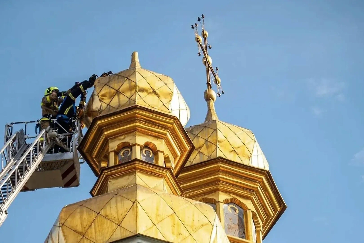 Спасатели пытаются вернуть крест на купол собора Всех Святых. Фото © ГСЧС Украины