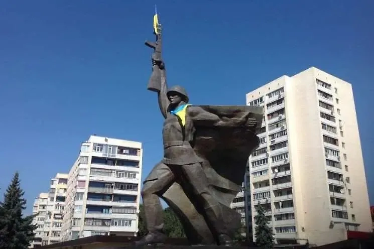 В Харькове молния точно ударила в украинский флаг, который был установлен над советским монументом воину-освободителю. Фото © picsy