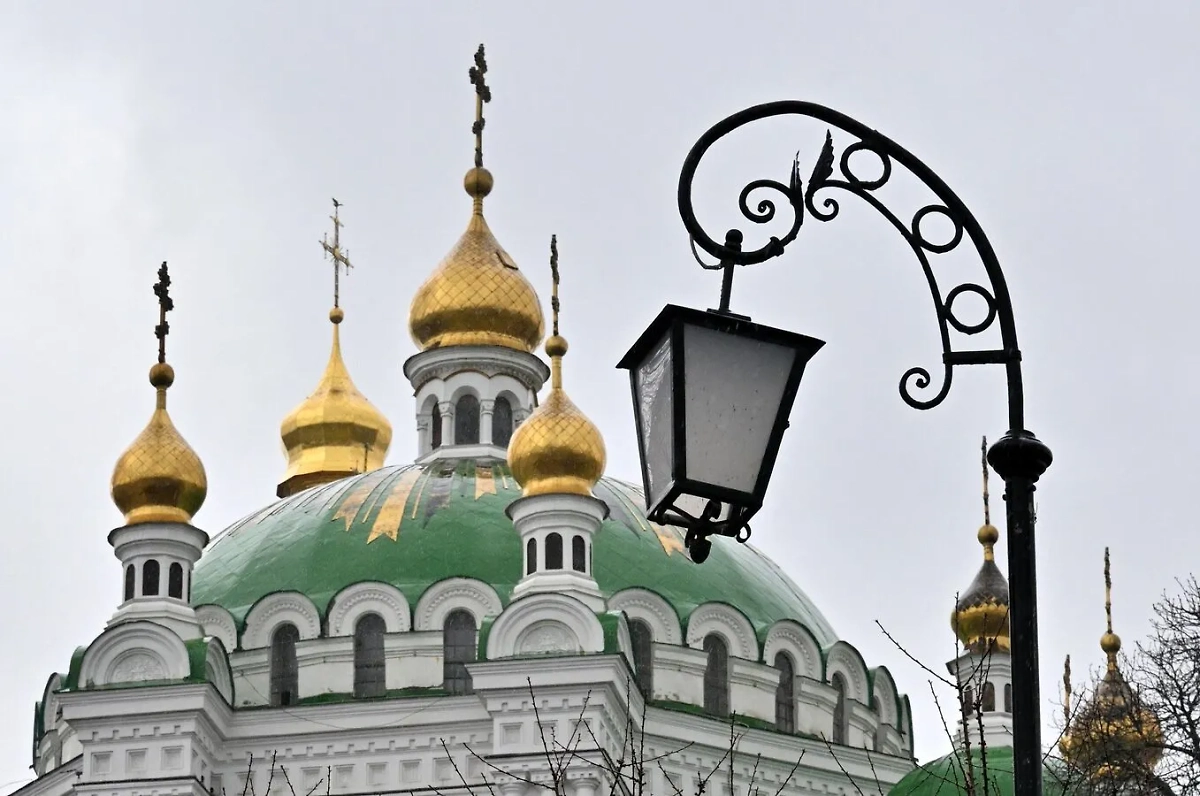 Кресты почернели на Трапезной церкви Киево-Печерской лавры. Фото © AFP 2024 / Sergei Supinsky