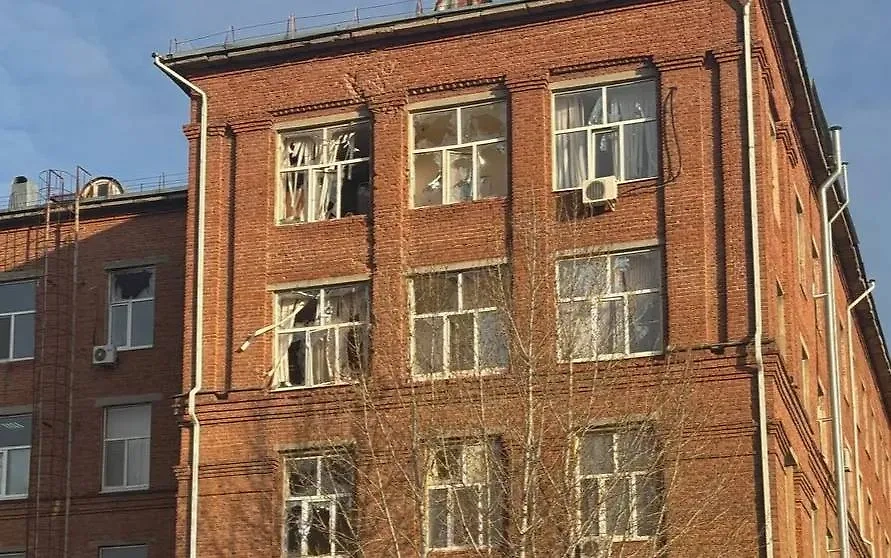 Повреждённая больница в Энгельсе. Обложка © Telegram / Роман Бусаргин