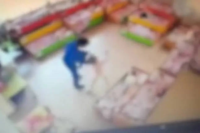 В Краснодарском крае воспитательница детского сада избивает детей. Обложка © VK / Лента новостей Краснодара Z Новости Краснодара