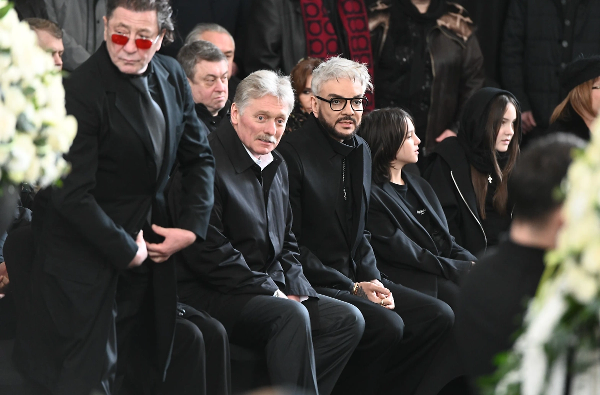 Дмитрий Песков приехал на церемонию прощания с Бедросом Киркоровым. Обложка © Life.ru