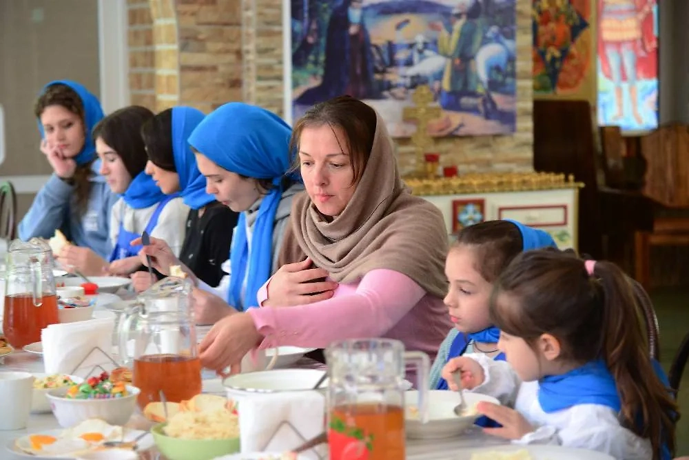 Есть множество крутых обычаев на Четвёртую неделю Великого поста: печь пироги-кресты, залезать на сарай с блинами на вилах. Фото © ТАСС / Игорь Онучин