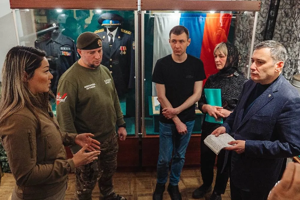 Александр Хинштейн и Апти Алаудинов передали дневник Татьяны Васьковой в Курский краеведческий музей. Фото © Предоставлено Life.ru