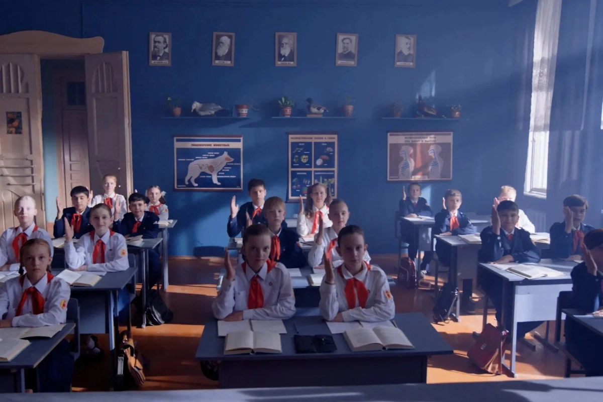 Сериал «Пищеблок» — плюс тревога от походов ночью к холодильнику. Фото © «Пищеблок» (сериал 2021 – ...), режиссёры Святослав Подгаевский, Эдуард Бордуков, сценаристы Александр Талал, Сергей Калужанов и др. / Kinopoisk