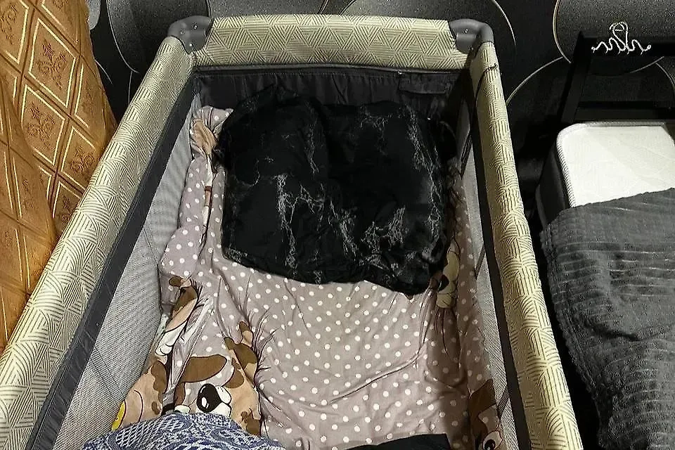 Кроватка погибшего малыша. Обложка © Telegram / ГСУ СК России по Красноярскому краю и Республике Хакасия