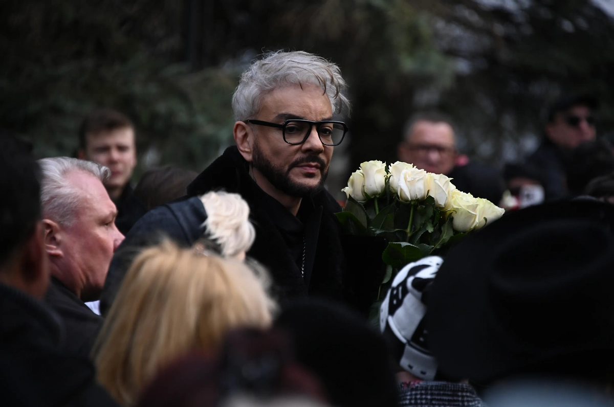 Филипп Киркоров на похоронах собственного отца Бедроса. Обложка © Life.ru / Павел Баранов