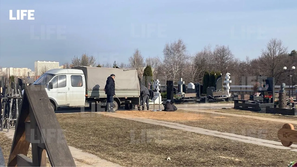 На Троекуровском кладбище идёт подготовка к погребению Бедроса Киркорова. Обложка © Life.ru