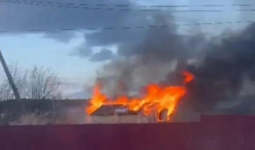 Пожар в заброшенном деревянном сарае, где погибли двое детей. Обложка © СУ СК по Свердловской области