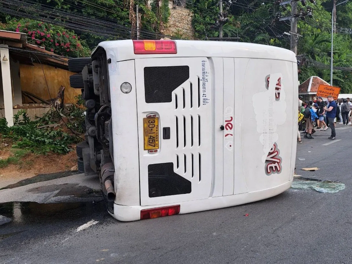Автобус с российскими туристами перевернулся на Пхукете. Фото © Facebook (соцсеть запрещена в РФ; принадлежит корпорации Meta, которая признана в РФ экстремистской) / pphuketinfocenter, Eakkapop Thongtub