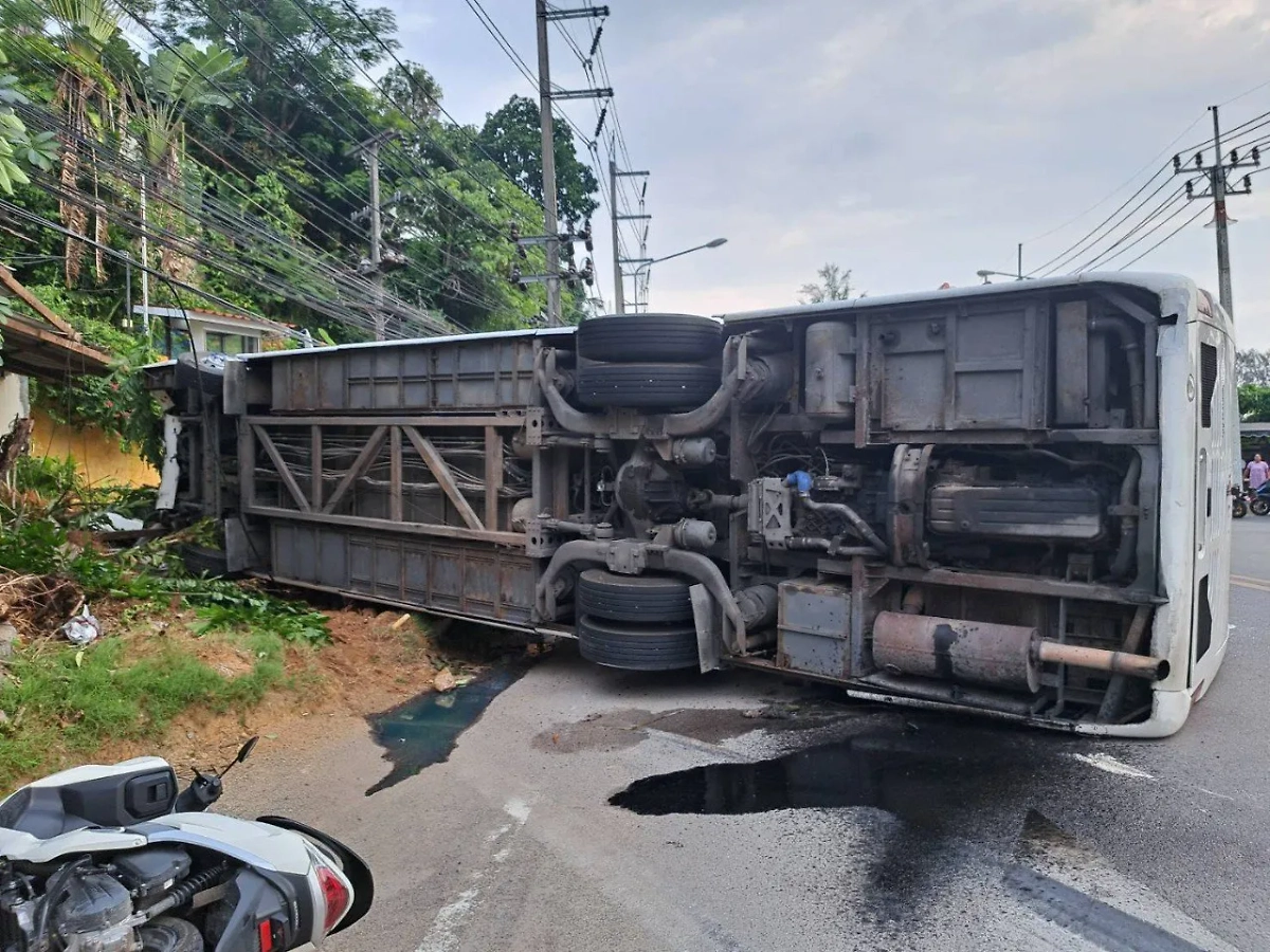 Автобус с российскими туристами перевернулся на Пхукете. Обложка © Facebook (соцсеть запрещена в РФ; принадлежит корпорации Meta, которая признана в РФ экстремистской) / pphuketinfocenter, Eakkapop Thongtub