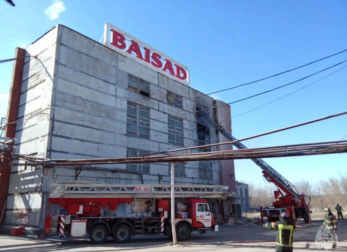 В подмосковной Кашире сотрудники МЧС России тушат цех. Обложка © Пресс-служба МЧС России