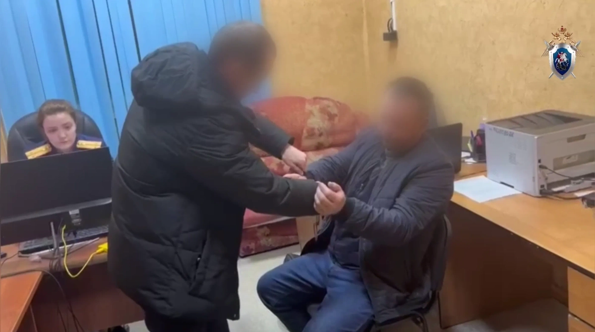 Мужчину задержали. Видео © Telegram / ГСУ СК России по Красноярскому краю и Республике Хакасия