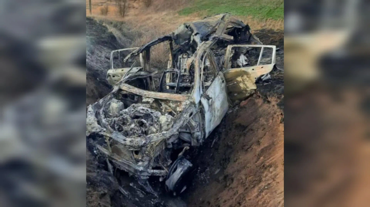 Машина сгорела, водитель погиб. Обложка © Telegram / Юрий Слюсарь