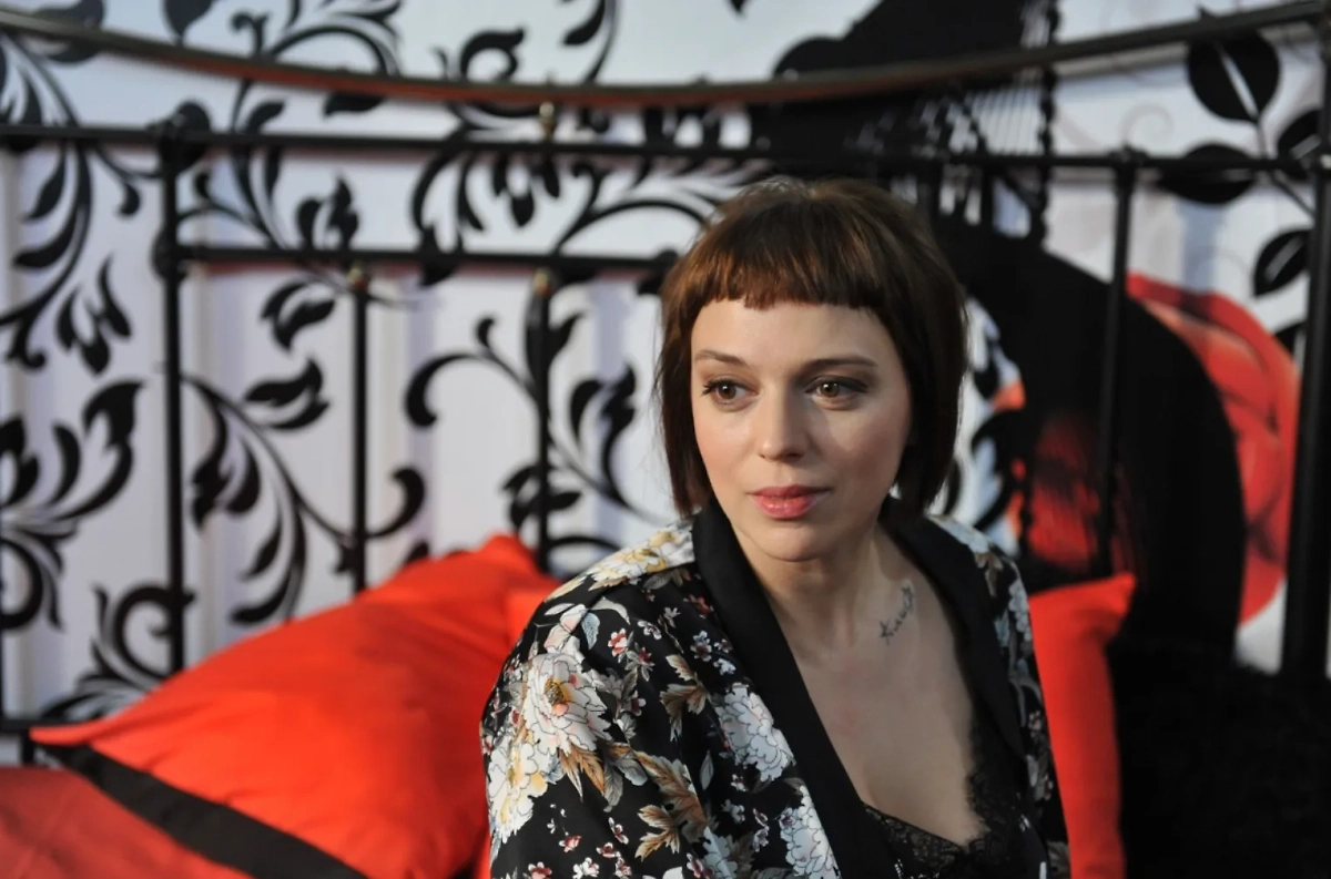 Актриса Нелли Уварова. Обложка «Адаптация-2» (2019), реж. Александр Назаров