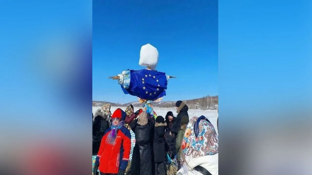 Чучело с флагом ЕС. Фото © Соцсети