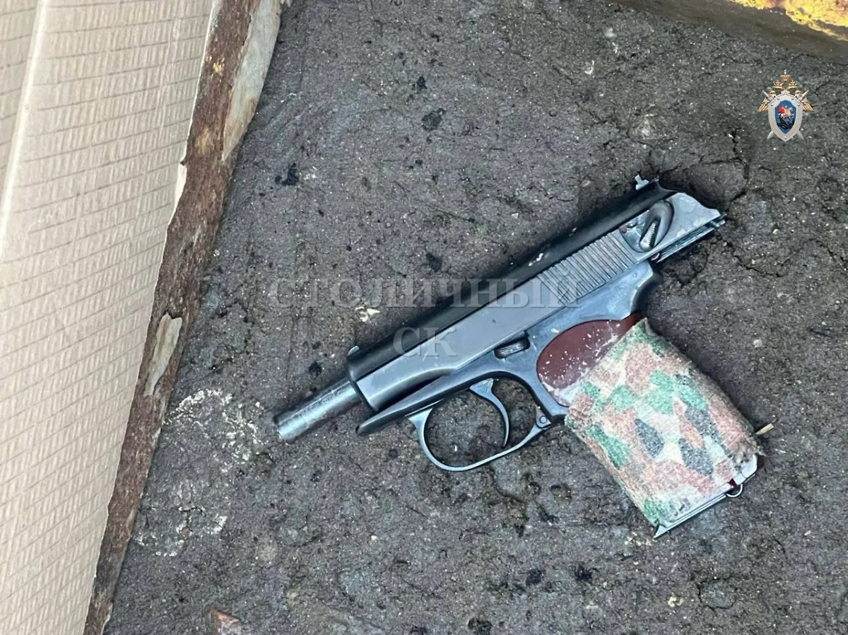 Изъятый пистолет у задержанного. Фото © Telegram / Столичный СК