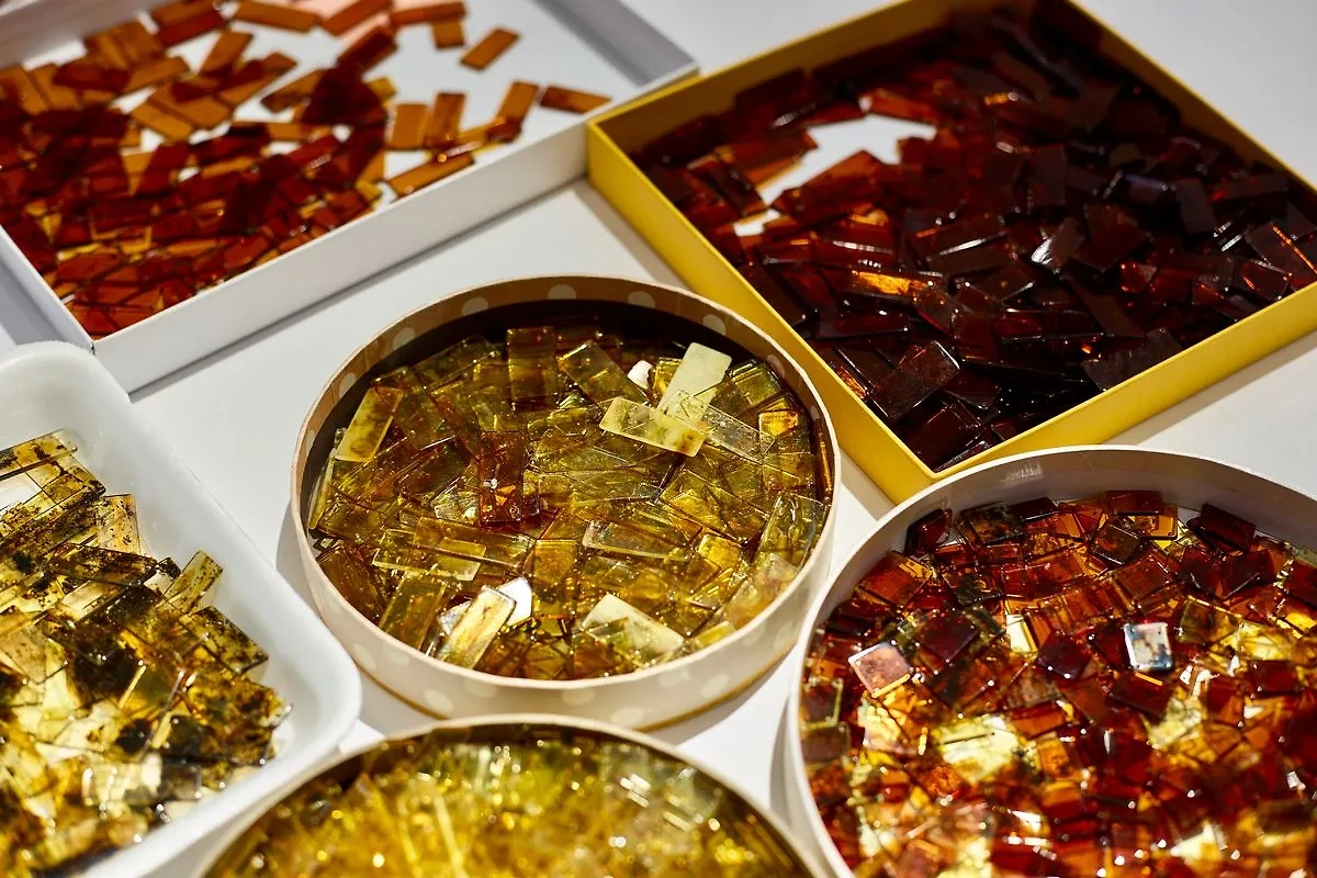 Частички платья. Фото © Янтарный комбинат