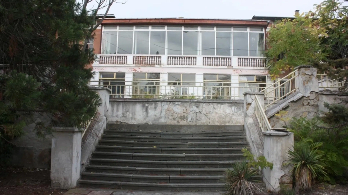 Главный корпус находится в ужасном состоянии. Фото © Wikimapia