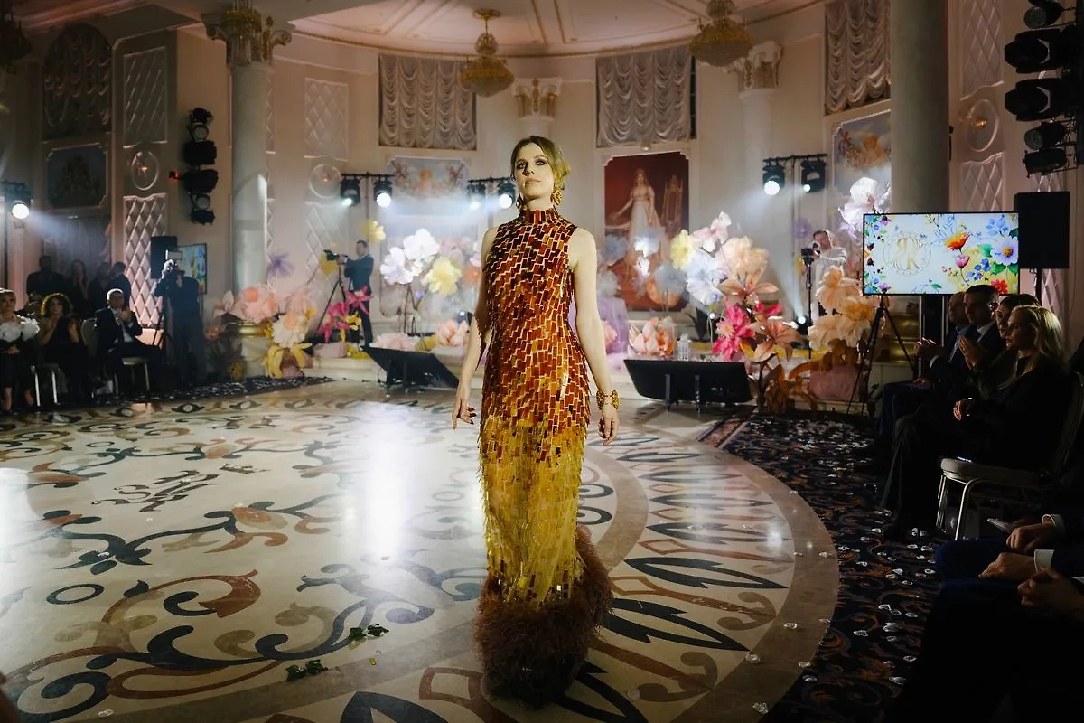 Платье из янтаря. Обложка © Янтарный комбинат