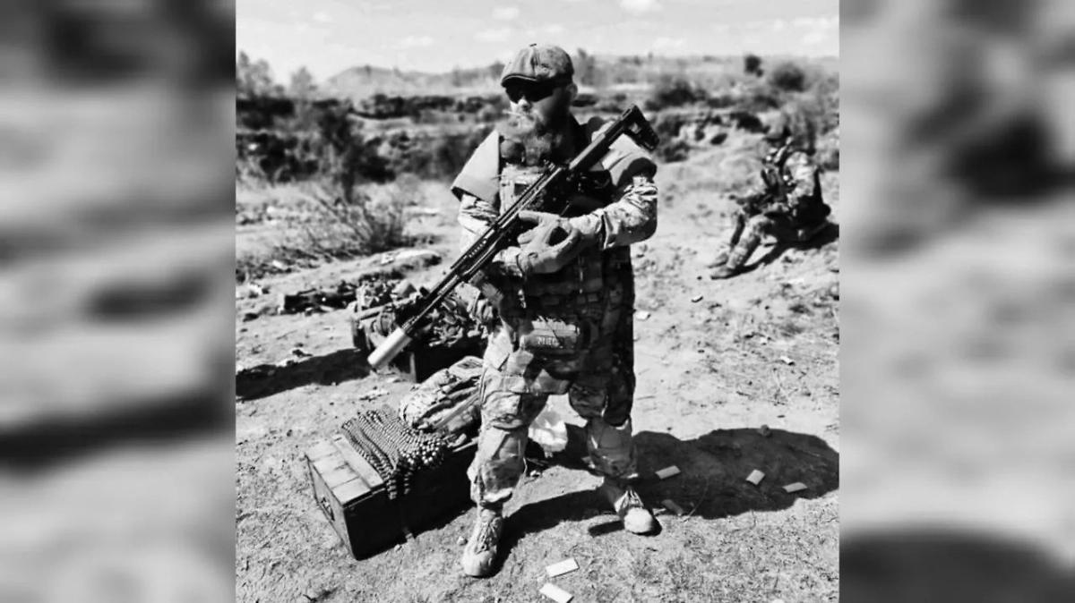 Военный медик «Эспаньолы» Иван Демидов (позывной Доктор Ботокс). Обложка © VK / Española