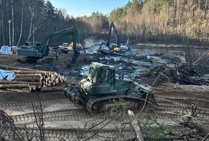 В Литве земснаряд застрял в болоте. Обложка © Х / Lithuanian_Armed_Forces