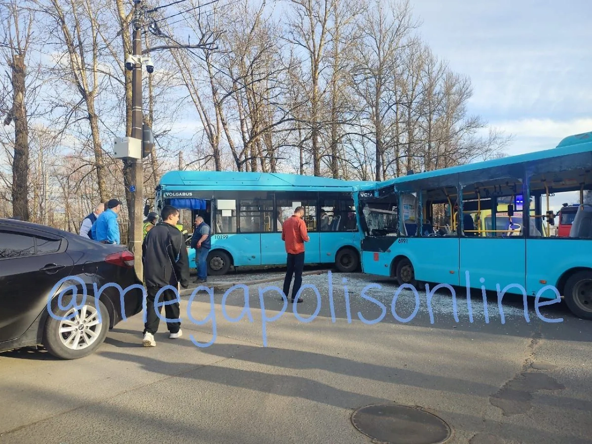 ДТП с двумя автобусами в Пушкине. Фото © Telegram / Мегаполис | ДТП и ЧП | Санкт-Петербург