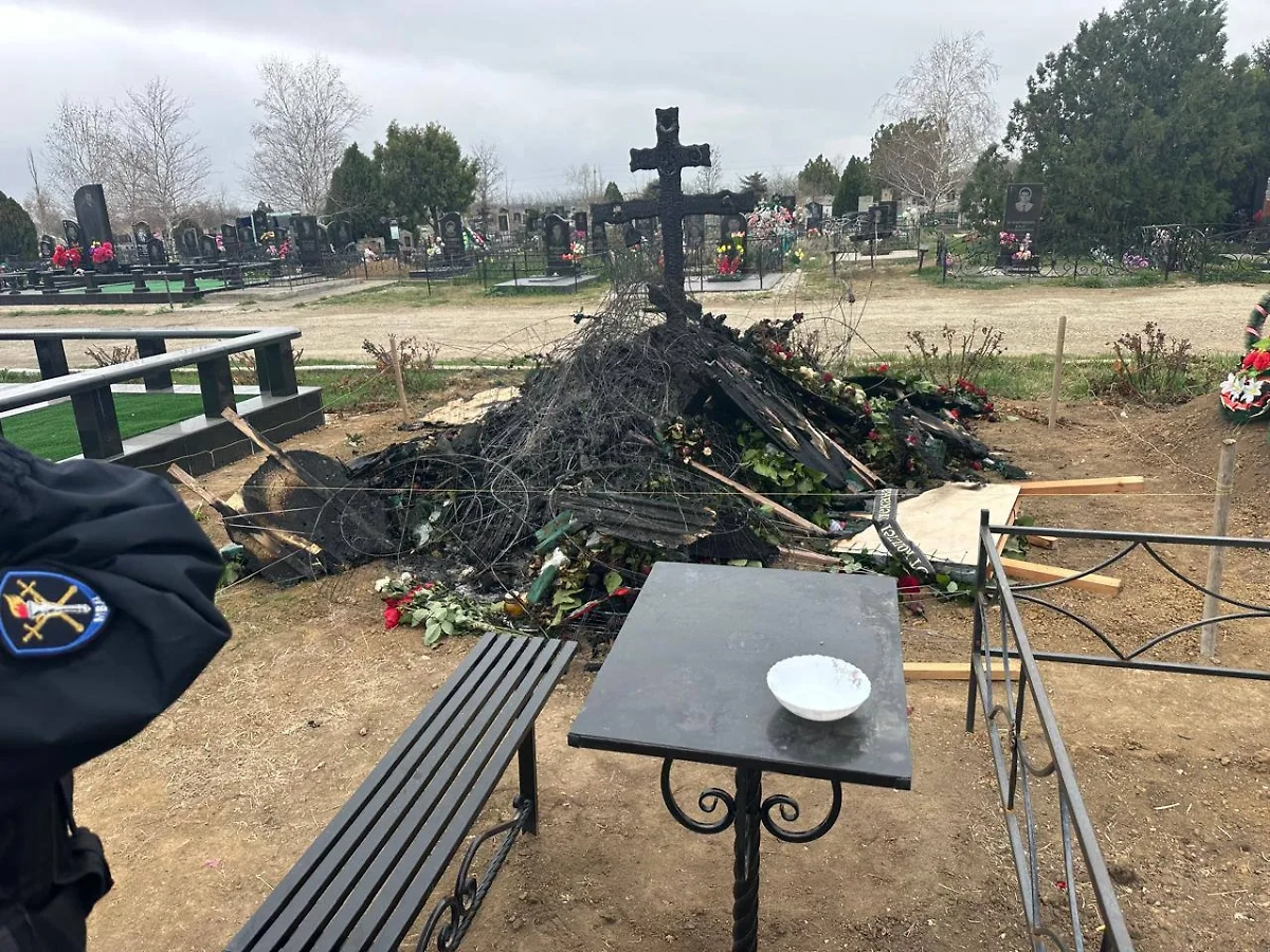 Разгромленная могила Александра Федорчака. Обложка © Telegram / МАНУЧАРОВ | КРЫМ Z
