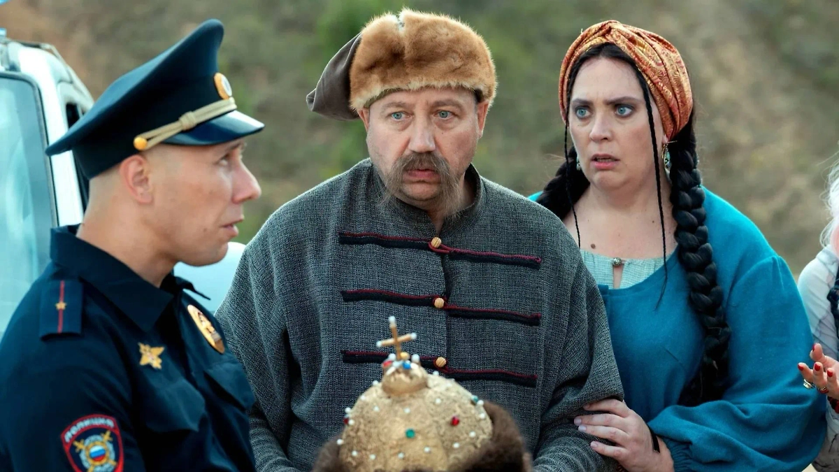 «Казачок» хвастается высоким рейтингом. Это русские сериалы 2025. Фото © Кадр из фильма «Казачок», режиссёр Игорь Зайцев, сценаристы Леонид Моргунов, Саид Давдиев, Сергей Светлаков и др. / Kinopoisk