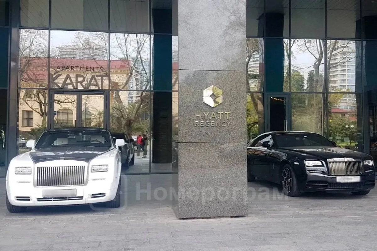 «Роллс-ройс», которым владел Александр Кокорин (справа) Фото © nomerogram.ru