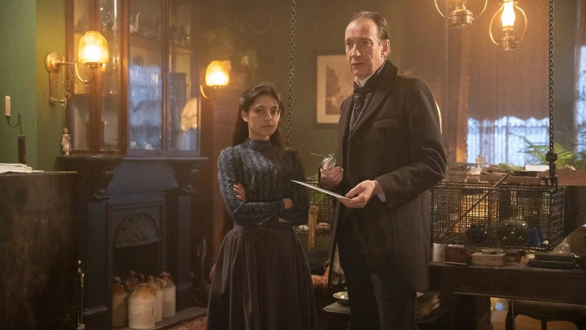 Сериал про Шерлока Холмса, на этот раз лучший в 2025 году. Он в этом году единственный. Фото © Кадр из фильма «Шерлок и дочь», режиссёры Брин Хиггинс, Эль-Майя Тэйлфизерс, сценаристы Брендан Фоли, Джеймс Дафф, Шелли Голдштейн и др. / Kinopoisk