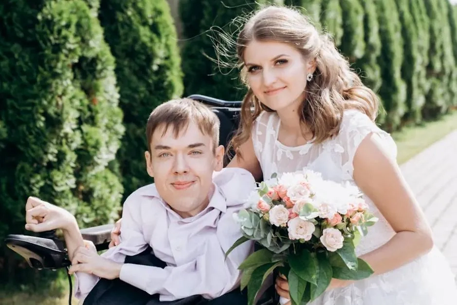 Влад покорил умом видную блондинку Юлию, и всё закончилось свадьбой. Обложка © Из личного архива Влада и Юлии Петровичей