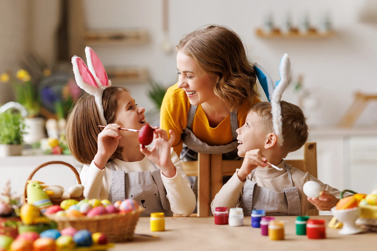 Существует несколько вариантов креативно украсить яйца перед Пасхой. Обложка © Shutterstock / FOTODOM / Evgeny Atamanenko